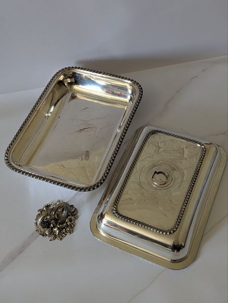 Антикварне посріблене блюдо з кришкою та гербом (Entr&eacute;e Dish) Old Sheffield Plate, Англія ХІХ ст IN-0089 фото