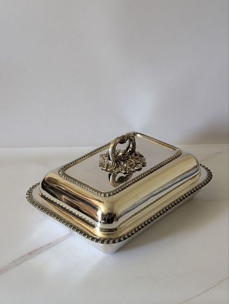 Антикварне посріблене блюдо з кришкою та гербом (Entr&eacute;e Dish) Old Sheffield Plate, Англія ХІХ ст IN-0089 фото