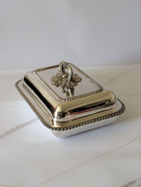 Антикварне посріблене блюдо з кришкою та гербом (Entr&eacute;e Dish) Old Sheffield Plate, Англія ХІХ ст IN-0089 фото