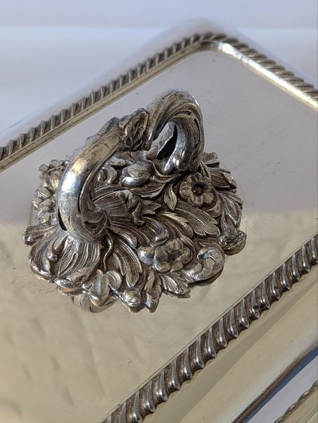Антикварне посріблене блюдо з кришкою та гербом (Entr&eacute;e Dish) Old Sheffield Plate, Англія ХІХ ст IN-0089 фото