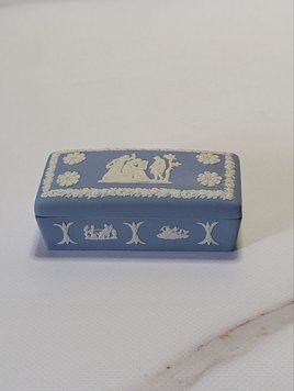 Wedgwood Jasperware,&nbsp; вінтажна прямокутна шкатулка, блакитна з білим неокласичним барельєфом, музи та путті, Англія. W-0082 фото