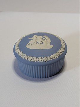 Wedgwood Jasperware, вінтажна шкатулка, блакитна з білим неокласичним барельєфом, Англія. W-0086 фото