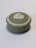Wedgwood Jasperware, вінтажна шкатулка, оливкова з білим неокласичним барельєфом, Англія. W-0088 фото