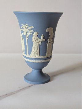 Ваза Wedgwood Jasperware на ніжці, блакитний джаспер з античним рельєфом, Англія, вінтаж. W-0091 фото