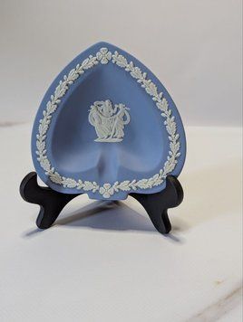 Колекційна тарілка Wedgwood Jasperware у неокласичному стилі у відмінному стані, без сколів та плям.&nbsp; &nbsp; Виготовлена ​​в Англії. W-0099 фото