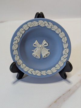 Колекційна тарілка Wedgwood Jasperware у відмінному стані, без сколів та плям.&nbsp; &nbsp; Виготовлена ​​в Англії. W-00100 фото