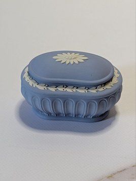 Шкатулка Wedgwood Jasperware,  блакитна овальна скринька з ромашкою та лавровим фризом, Англія. W-00101 фото