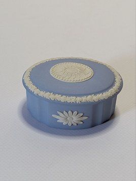 Шкатулка Wedgwood Jasperware,  блакитна овальна скринька з ромашкою та лавровим фризом, Англія. W-00102 фото