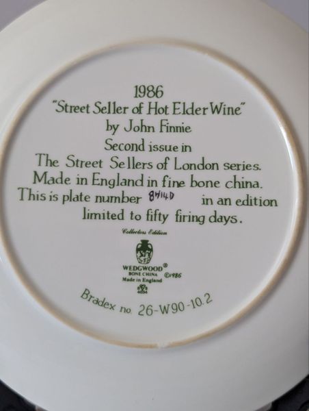 Колекційна тарілка Wedgwood &laquo;Вуличний продавець вина з бузини&raquo;, серія Street Sellers of London, 1986 TR-00145  фото