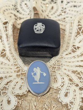 Колекційна вінтажна брошка-камея Wedgwood &laquo;Танцюючі Години&raquo; в оригінальній коробці, Велика Британія, 1974 рік PR-0096 фото