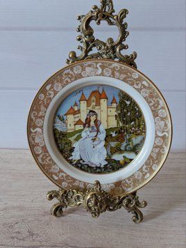 Тарілка настінна, серія казки Братів Грімм, &nbsp;"Принц-жаба", Franklin Porcelain (Franklin Mint), Західна Німеччина, Баварія, 1978 рік. TR-0088 фото