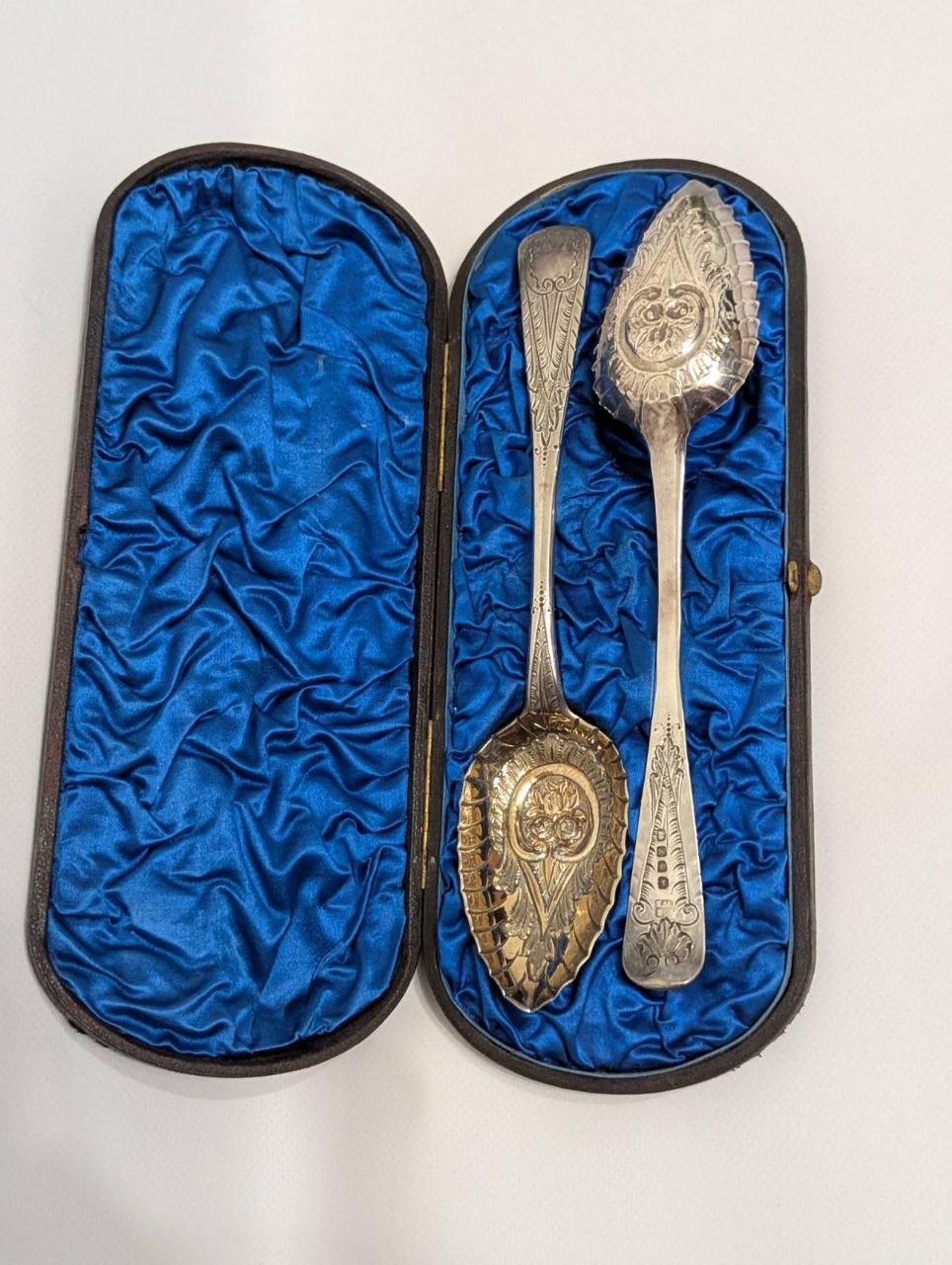 Срібна ложка George III 1807 клейма», «Набір у футлярі», «Рельєфний декор ложки