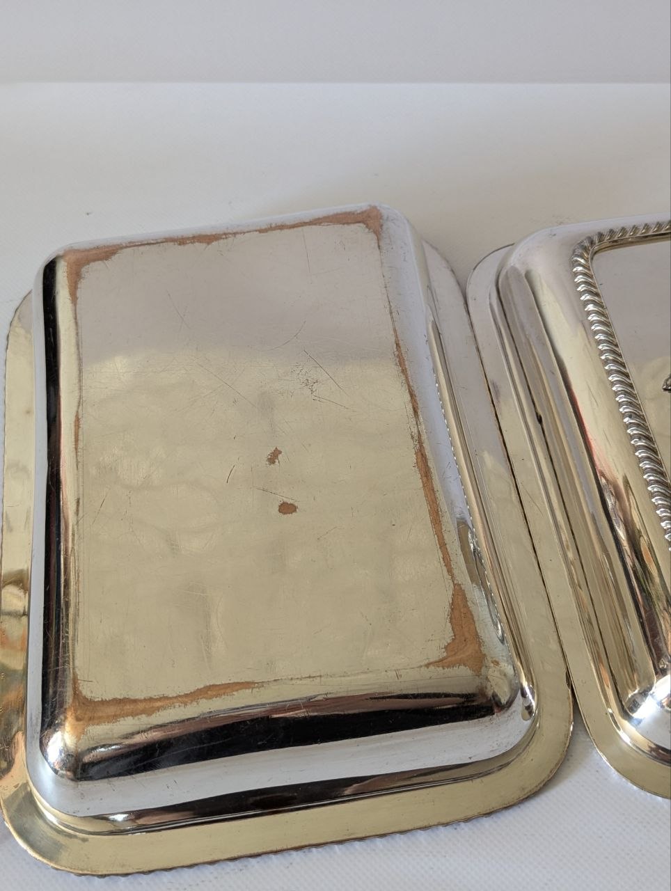 Антикварне посріблене блюдо з кришкою та гербом, Old Sheffield Plate, Англія ХІХ ст. Знизу