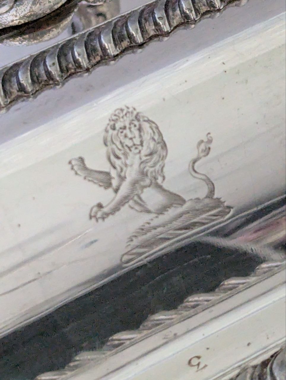 Антикварне посріблене блюдо з кришкою та гербом, Old Sheffield Plate, Англія ХІХ ст. Герб.
