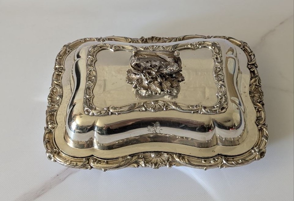 Антикварне сервірувальне блюдо з кришкою та з'ємною ручкою (Entrée Dish), Old Sheffield Plate, Англія, перша половина ХІХ століття.